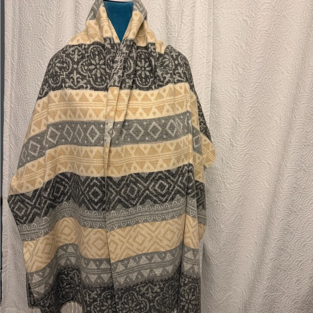 Geometric/Floral Patterned Large Blanket Scarf in Gray and Cream
